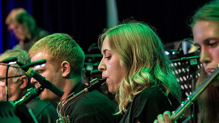 Kurzweiliges Programm auf hohem Niveau: Die Bigband der Hochschule Coburg unter Leitung von Ralf Probst sowie junge Gesangstalente aus der Region beeindruckten zahlreiche Zuhörer im Kongresshaus Rosengarten.Foto: Jochen Berger