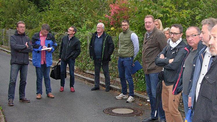 Als Vertreter des Coburger Landratsamtes verfolgte Cedric Lindner (Vierter von rechts) die Ausführungen von Bürgermeister Michael Keilich (links daneben), als der Bauausschuss den möglichen Standort es Wohnhausneubau während der Lokalbesichtigung an der Schützenstraße in Augenschein nahm. Foto: Klaus Oelzner