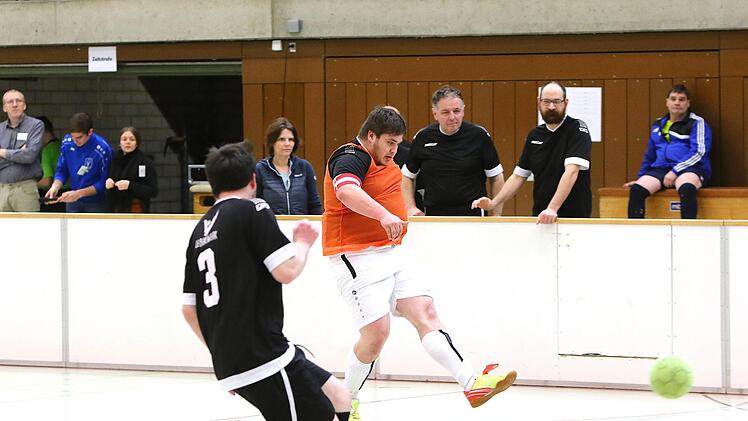 Marcel Krawietz vom Team Kulmbach schie&szlig;t auf das Bayreuther Tor (links Daniel Chabaev). Foto: Monika Limmer