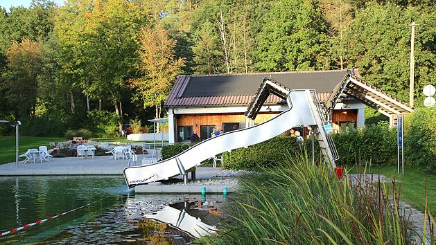 Die erste, wenn auch kurze Badesaison des Naturbads "Autilus" war ein Erfolg. Bei einem Ortstermin zog der Vorsitzende des F&ouml;rdervereins, Andreas Gs&auml;nger, am Freitag eine positive Bilanz. Nun ruht zwar das Becken, aber bis Jahresende muss der Verein noch etliche Arbeiten abschlie&szlig;en, vor allem an der Freizeitanlage.