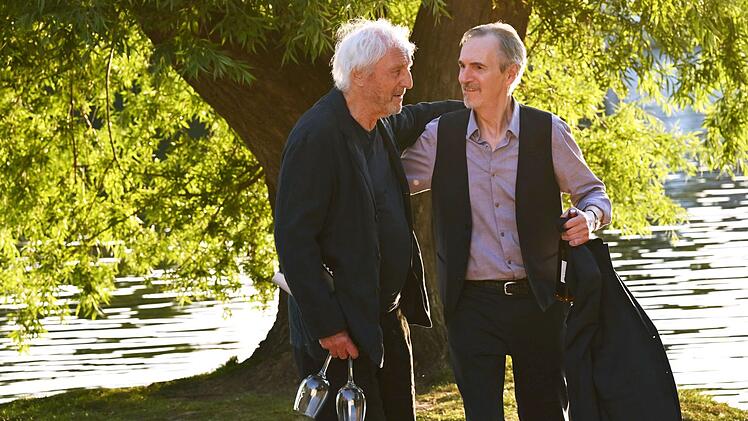 Georg (Günther Maria Halmer, links) und sein Freund Heinz (Stephan Bissmeier) unternehmen etwas zusammen.