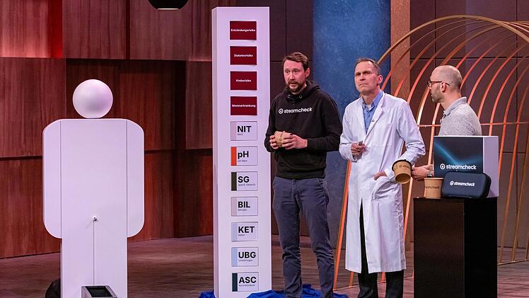 Ein Pappkamerad, der eine klare Sprache spricht: Das Gr&uuml;ndertrio von "Streamcheck" m&ouml;chte erreichen, dass mehr M&auml;nner zu Hause ihren Urinfluss kontrollieren.