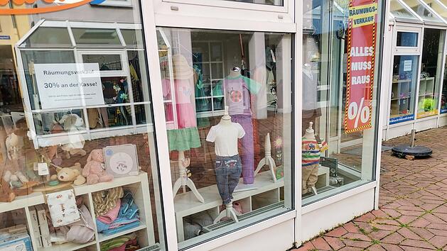 Kindermodegesch&auml;ft mit Schaufenster, R&auml;umungsverkaufsschildern und Rabattaktionen. Innen sind Kindermode und Stofftiere zu sehen. Der Laden schlie&szlig;t nach 14 Jahren in der Bamberger Innenstadt.