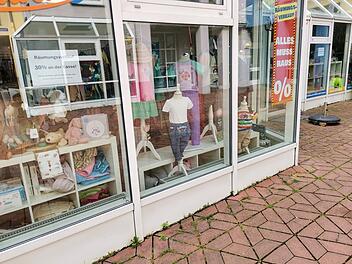 Kindermodegesch&auml;ft mit Schaufenster, R&auml;umungsverkaufsschildern und Rabattaktionen. Innen sind Kindermode und Stofftiere zu sehen. Der Laden schlie&szlig;t nach 14 Jahren in der Bamberger Innenstadt.