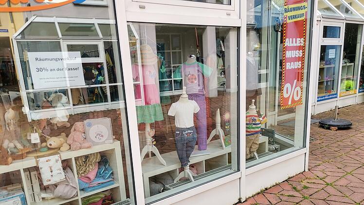 Kindermodegesch&auml;ft mit Schaufenster, R&auml;umungsverkaufsschildern und Rabattaktionen. Innen sind Kindermode und Stofftiere zu sehen. Der Laden schlie&szlig;t nach 14 Jahren in der Bamberger Innenstadt.