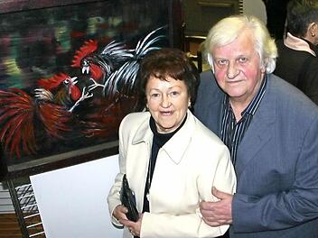 Andreas Bornschlegel und seine Frau Gunda bei der Vernissage einer Ausstellung seiner Bilder anlässlich seines 80. Geburtstags im März 2008. Im Hintergrund ist sein Ölgemälde "Hahnenkampf" zu sehen. Nun ist der vielseitige Künstler im Alter von 85 Jahren gestorben. Foto: Matthias Einwag