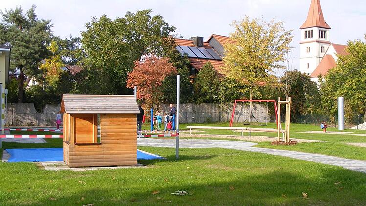 Der Rasen im Außenbereich des Kindergartens muss noch ein wenig wachsen. Und auch einige der Spielgeräte sind noch nicht freigegeben.