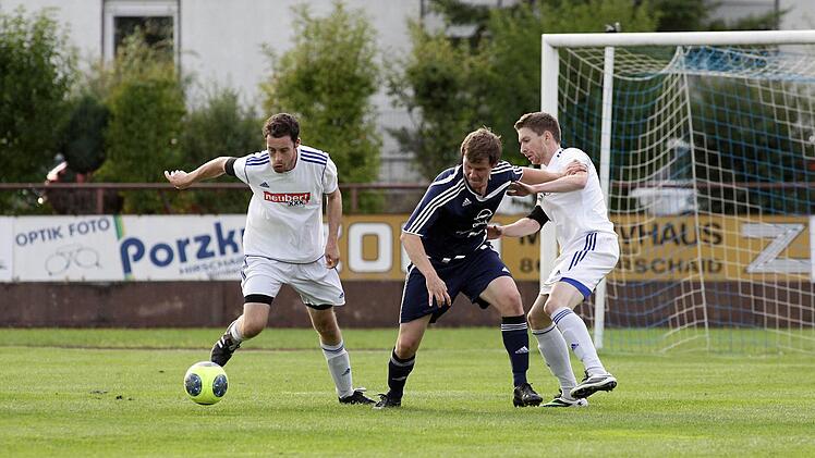 Die beiden Hirschaider Adrian Renner (links) und Benedikt Zenglein trennen den Eberner Simon Fischer vom Ball. Foto: sportpress