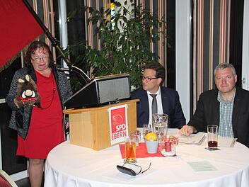 Brunhilde Giegold, Vorsitzende des SPD-Ortsvereins Ebern bei der Begrüßung von Staatssekretär Florian Pronold (Mitte). Rechts Bürgermeister Jürgen Hennemann. Foto: Helmut Will