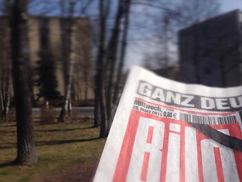 Die Kollegen der Bildzeitung sind nicht immer willkommen. Doch Gewaltanwendung ist auch bei einer anderen Meinung ausgeschlossen.  Foto: Michael Busch