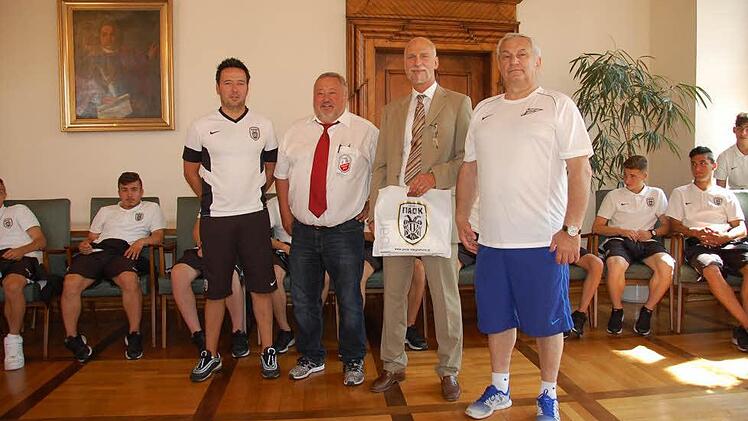 Vasilis Mitas, Trainer von PAOK Saloniki, Rimini-Cup-Erfinder Eckhard Fehr und OB Kay Blankenburg und Evgeny N. Sheynin, Trainer von Zenith St. Petersburg. Foto: Stadt Bad Kissingen