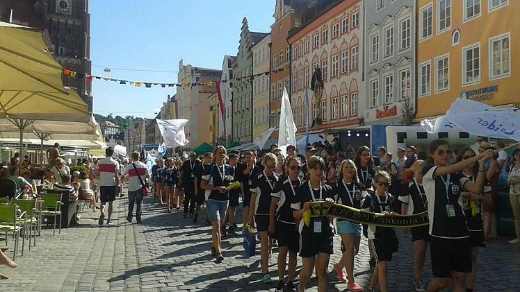 Sind jetzt bis nach Niederbayern bekannt: Die Fußballerinnen des FC Thulba in Landshut.  Foto: FC Thulba