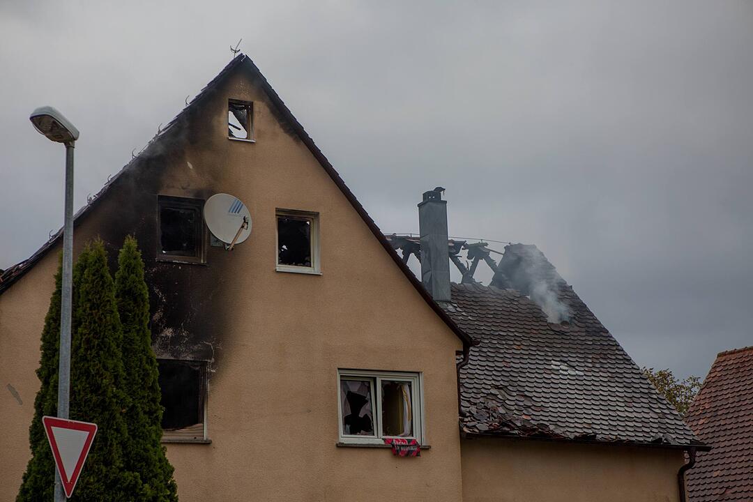 Wohnhausbrand bei Altdorf fordert Feuerwehr