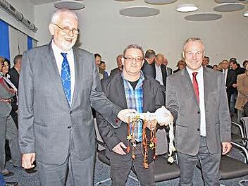 Aufsichtsratsvorsitzender, Oberbürgermeister Frank Rebhan (rechts) und SWN-Geschäftsführer Armin Münzenberger (links) erhalten von Architekt Ulrich Bieberbach symbolisch den Schlüssel überreicht.