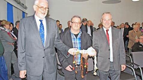 Aufsichtsratsvorsitzender, Oberbürgermeister Frank Rebhan (rechts) und SWN-Geschäftsführer Armin Münzenberger (links) erhalten von Architekt Ulrich Bieberbach symbolisch den Schlüssel überreicht.
