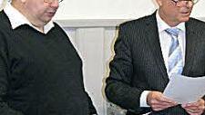 Als Nachfolger von Karl Pöhlmann im Gemeinderat Neuenmarkt wurde Carsten Warzecha (links) von Bürgermeister Siegfried Decker vereidigt. Foto: Reißaus