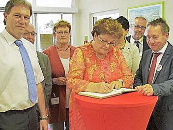 Die beiden Landratskandidaten und Bürgermeister Klaus Löffler (l.) sowie Norbert Gräbner (r.) empfingen Landtagspräsidentin Barbara Stamm (Mitte) im ASB-Seniorenheim.