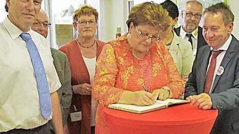 Die beiden Landratskandidaten und Bürgermeister Klaus Löffler (l.) sowie Norbert Gräbner (r.) empfingen Landtagspräsidentin Barbara Stamm (Mitte) im ASB-Seniorenheim.