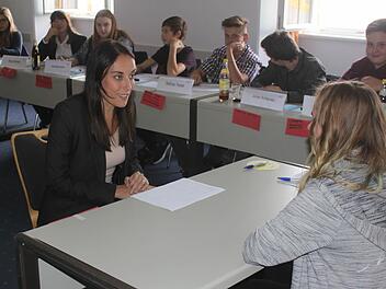 Biljana Rudic (links) befragt hier als Personalchefin die Staffelsteiner Schülerin Anika Wagner, warum diese sich auf die Stelle als Pflegerin im Altenheim bewirbt. Die Schülerin antwortet darauf und wendet das an, was sie zuvor über die Sprechweise, die Körperhaltung und das Verhalten bei Vorstellungsgesprächen gelernt hatte.  Foto: Matthias Einwag