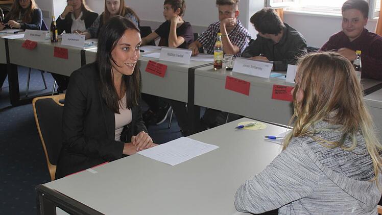 Biljana Rudic (links) befragt hier als Personalchefin die Staffelsteiner Schülerin Anika Wagner, warum diese sich auf die Stelle als Pflegerin im Altenheim bewirbt. Die Schülerin antwortet darauf und wendet das an, was sie zuvor über die Sprechweise, die Körperhaltung und das Verhalten bei Vorstellungsgesprächen gelernt hatte.  Foto: Matthias Einwag