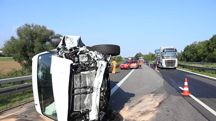 Auf der Seite blieb der verunglückte Opel-Kleintransporter auf der Autobahn liegen. Auf der linken Fahrspur floss der Verkehr an der Unfallstelle vorbei.  Fotos: News5/Ferdinand Merzbach