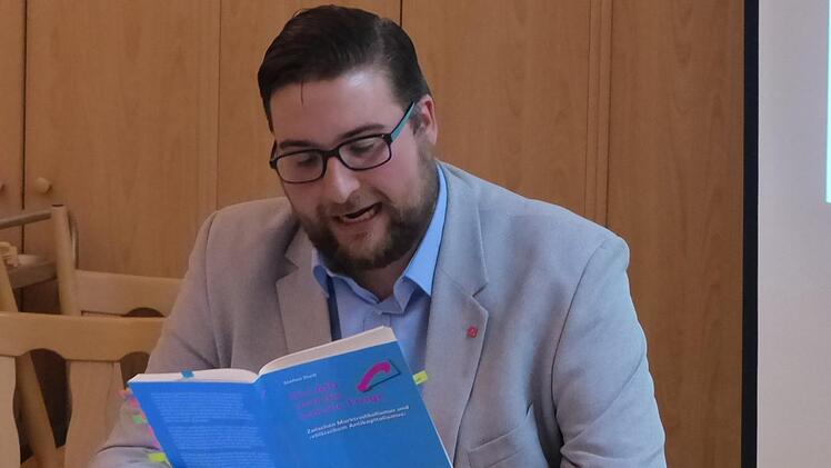 Stefan Dietl liest in Forchheim aus seinem Buch.  Foto: Pauline Lindner