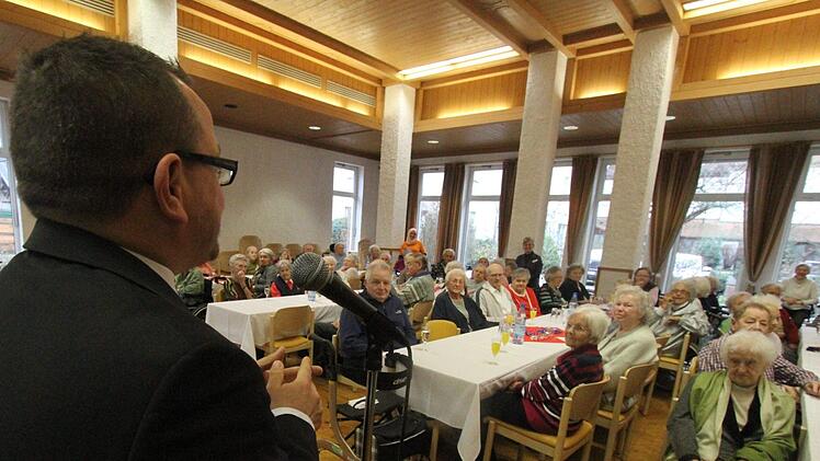 Gesamtleiter des Liebfrauenhauses, Stefan König, wünscht den Heimbewohnern ein gutes Jahr 2018.
