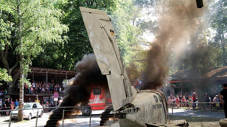 Ein Flugzeug ist abgestürzt, dicker Rauch zieht über den Weihersbach - ein Szenario der Feuerwehrübung  Fotos: Richard Sänger