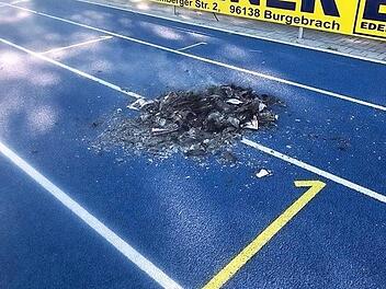 Irreparable Schäden an der Tartanbahn in Burgebrach haben unbekannte Zündler hinterlassen. Der Markt Burgebrach bittet nun um Zeugenhinweise.  Foto: Johannes Maciejonczyk