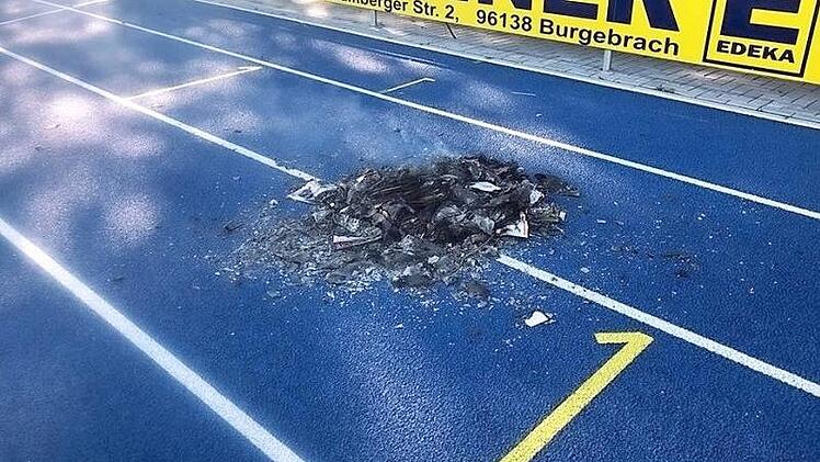 Irreparable Schäden an der Tartanbahn in Burgebrach haben unbekannte Zündler hinterlassen. Der Markt Burgebrach bittet nun um Zeugenhinweise.  Foto: Johannes Maciejonczyk