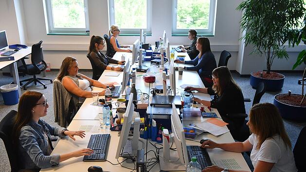 Die Mitarbeiter der Datenerfassung überprüfen den Übertrag von eingescannten Dokumenten in eine Digitalmaske. Was nicht automatisch geklappt hat, muss per Tastatur erfasst werden. Foto: Ronald Rinklef