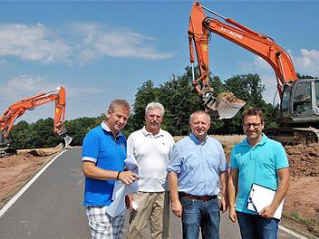 Landrat Thomas Bold Zweiter von rechts) lässt sich von seinem Bauleiter Steffen Kiesel (von links), Robert Zehe (Robert Zehe Planungsbüro, Bad Neustadt/Saale) und Jochen Rüttiger (August Ulrich GmbH, Elfershausen) über den Stand des Baufortschritts an der KG 30 informieren.Sigismund von Dobschütz