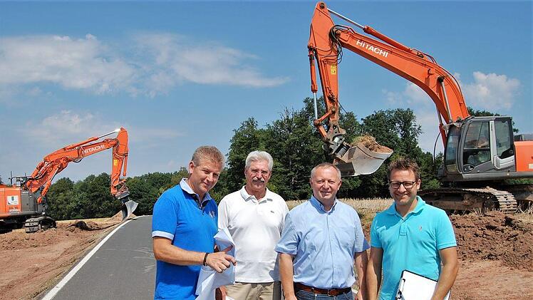 Landrat Thomas Bold Zweiter von rechts) lässt sich von seinem Bauleiter Steffen Kiesel (von links), Robert Zehe (Robert Zehe Planungsbüro, Bad Neustadt/Saale) und Jochen Rüttiger (August Ulrich GmbH, Elfershausen) über den Stand des Baufortschritts an der KG 30 informieren.Sigismund von Dobschütz