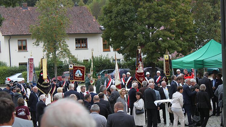 Stehempfang vor der Oertelscheune Foto: Carmen Schwind