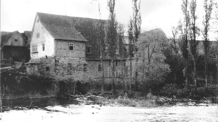 Das Foto (vermutlich um 1920/1930 aufgenommen) zeigt die Fuschter Mühle von Westheim aus gesehen. Im Vordergrund ist der Mühlgraben mit dem verfallenen Wehr erkennbar.  Foto: Archiv Lothar Pfülb