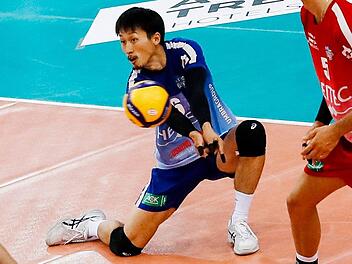Auch er h&auml;tte sich &uuml;ber den ersten Ausw&auml;rtssieg mehr gefreut als &uuml;ber die Auszeichnung "MVP Silbermedaille": der japanische Libero in Eltmanner Diensten, Shunsuke Watanabe. Foto: Daniel L&ouml;b