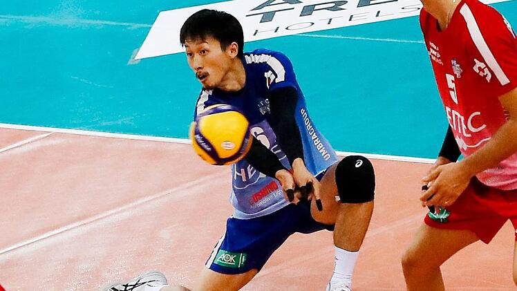 Auch er h&auml;tte sich &uuml;ber den ersten Ausw&auml;rtssieg mehr gefreut als &uuml;ber die Auszeichnung "MVP Silbermedaille": der japanische Libero in Eltmanner Diensten, Shunsuke Watanabe. Foto: Daniel L&ouml;b