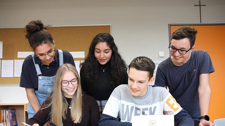 Lilith Vesti (von links), Hanna Weigand, Paimana Mahbub, Bastian Greubel und Benedikt Metz schauen sich die Kandidaten zur Kommunalwahl ganz genau an. Benedikt Borst