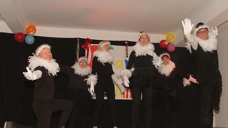 Die Pfarrgemeinderatsmitglieder als "Schwanenballett.