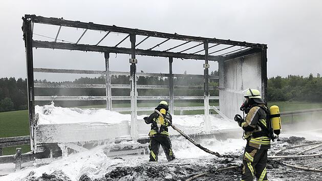 Lastwagenanh&auml;nger auf Autobahn in Vollbrand geraten