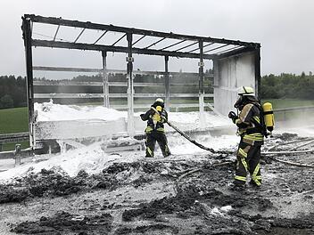 Lastwagenanhänger auf Autobahn in Vollbrand geraten