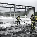 Lastwagenanhänger auf Autobahn in Vollbrand geraten
