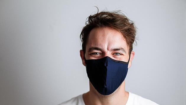 Mehr als 95 Prozent der Aerosole filtert die "Livinguard Pro Mask" nach Angaben des Herstellers aus der Luft. Trotzdem sind die Masken nicht einer FFP2-Maske gleichzustellen, so hat das Würzburger Verwaltungsgericht entschieden.  Symbolfoto: Obs/Livinguard Ag
