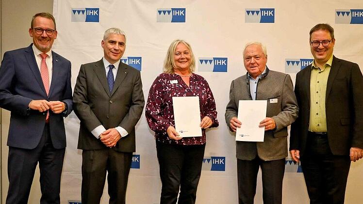Langj&auml;hrige Pr&uuml;fer aus dem Bereich des IHK-Gremiums Lichtenfels wurden (von links) von IHK-Hauptgesch&auml;ftsf&uuml;hrer Wolfram Brehm und IHK-Pr&auml;sident Dr. Michael Waasner ausgezeichnet: Karin Bauer (Lichtenfels) sowie der stellvertretende Lichtenfelser L...