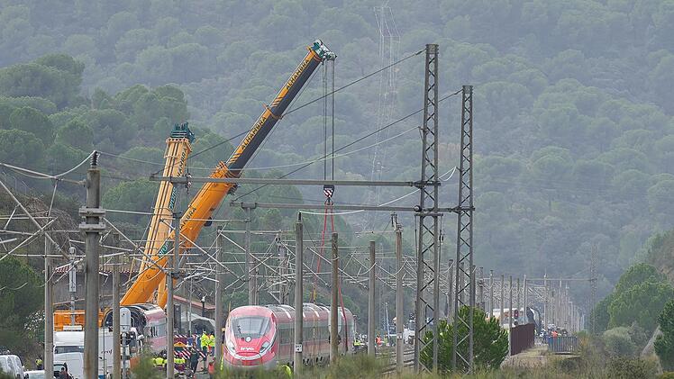 Arbeiten nach Zugungl&uuml;ck in Spanien werden fortgesetzt