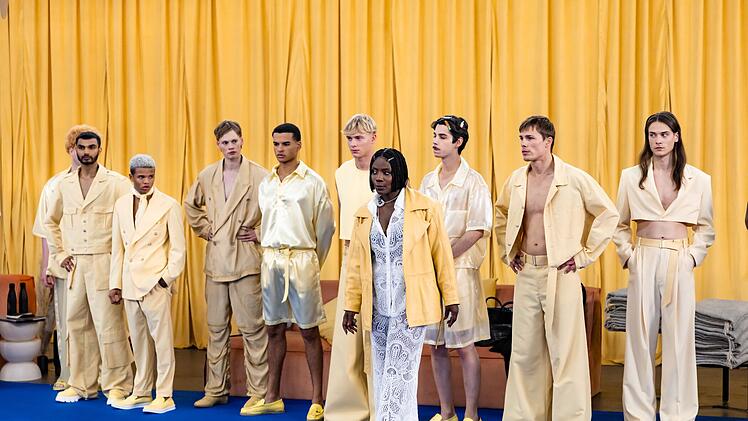 Nikeata Thompson zeigt den Boys die Choreo f&uuml;r den Yellow-Walk.