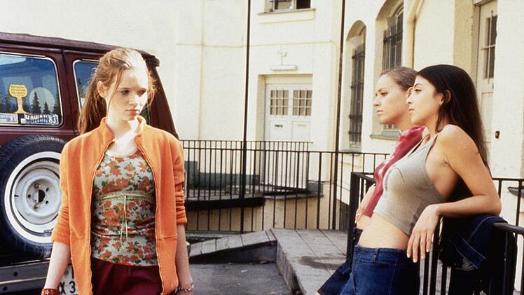 Mit dieser Mitsch&uuml;lerin verstehen sich Inken, Lena und Vicky ganz und gar nicht. Chayenne (Arzu Bazman, rechts) ist das Biest der Schule.