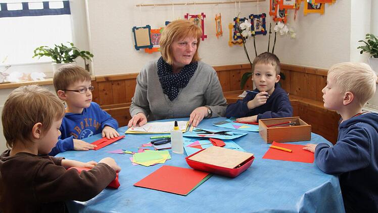 Seit Bestehen des Kindergartens war sie dessen Leiterin und wurde nun gebührend verabschiedet: Rowitha Burger beschäftigt sich hier gerademit Fabian, Niklas, Dominik und Felix (von links). Foto: gg