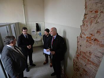 Nach einem Wasserschaden in der Gangolfschule werden auf drei Stockwerken die kompletten Toilettenanlagen saniert. Foto: Ronald Rinklef