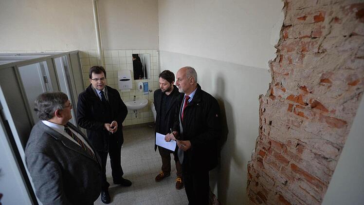 Nach einem Wasserschaden in der Gangolfschule werden auf drei Stockwerken die kompletten Toilettenanlagen saniert. Foto: Ronald Rinklef